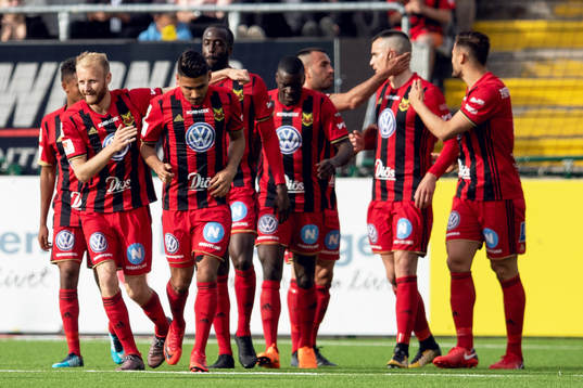 Östersunds Dino Islamovic jublar med lagkamrater