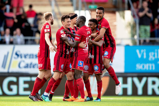 Östersunds Jamie Hopcutt jublar med lagkamrater