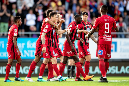 Östersunds Jamie Hopcutt jublar med lagkamrater