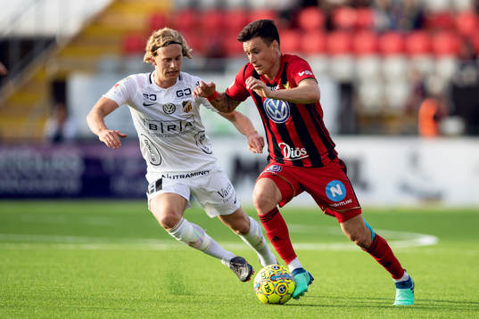 Östersunds Jamie Hopcutt och Häckens Gustav Berggren