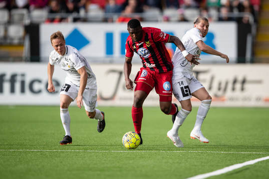 Östersunds Alhaji Gero mot Häckens Adam Andersson och