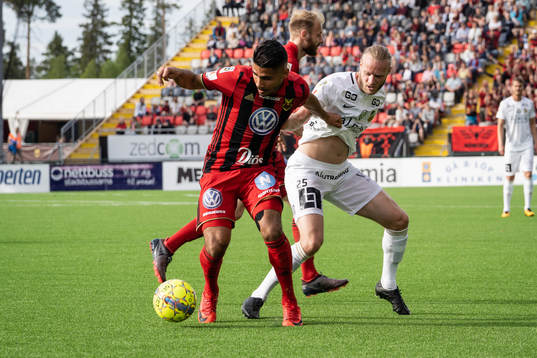 Östersunds Hosam Aiesh mot Häckens Alexander Angelin