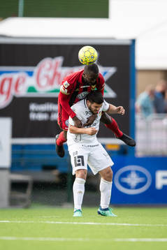 Östersunds Ronald Mukiibi i nickduell med Häckens