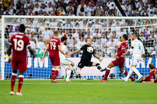 Isco of Real Madrid and goalkeeper Loris Karius of Liverpool