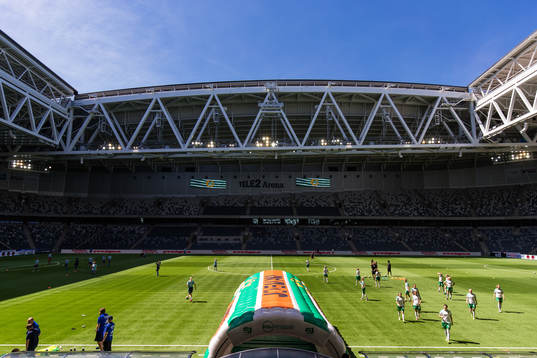 Djurgårdens och Hammarbys spelare värmer upp på Tele2