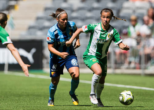 Djurgårdens Michelle Wörner i kamp om bollen Hammarbys