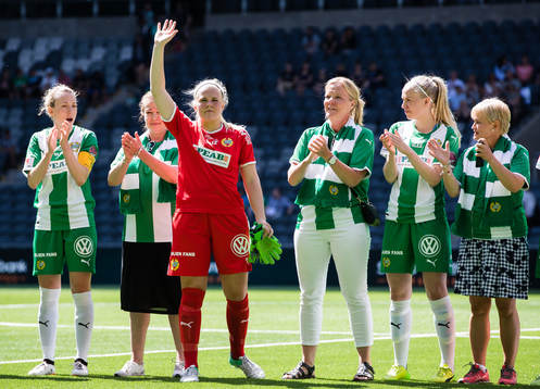 Hammarbys Olga Ekblom och målvakt Emma Holmgren ställer