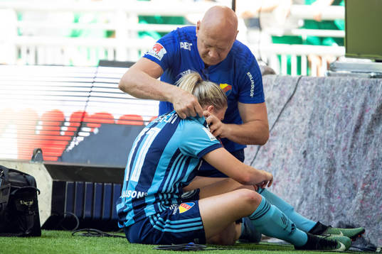 Djurgårdens Fanny Andersson  får behandling en krock med
