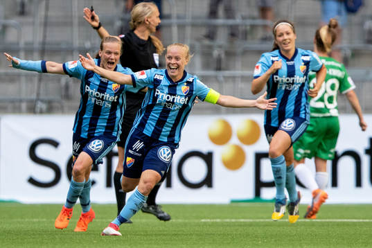 Djurgårdens Mia Jalkerud jublar med lagkamrater