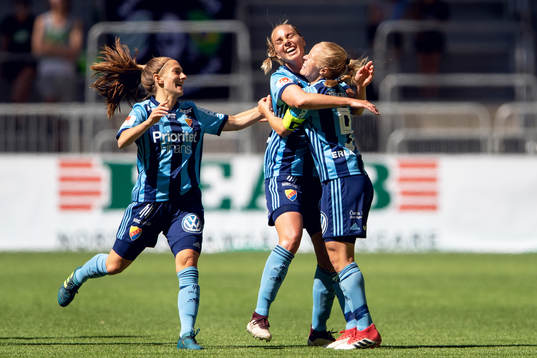 Djurgårdens Mia Jalkerud jublar med lagkamrater