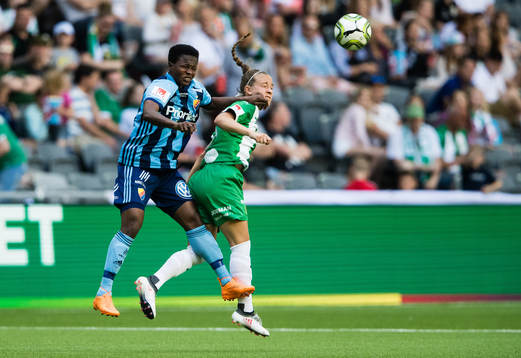 Djurgårdens Portia Boakye i kamp om bollen med Hammarbys