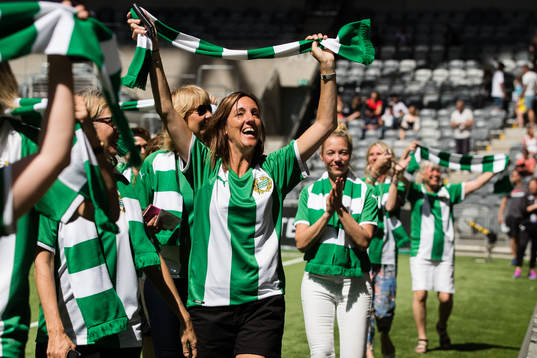 Hammarbyspelarnas mammor innan fotbollsmatchen i