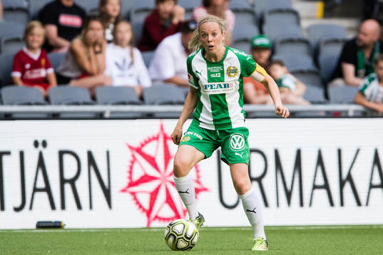 Hammarbys Cathrine Dahlström med bollen