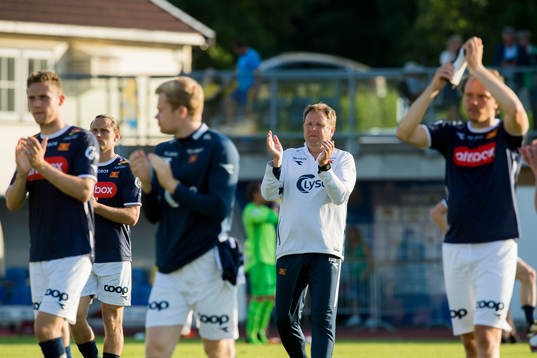 Bjarne Berntsen, head coach of Viking, looks dejected