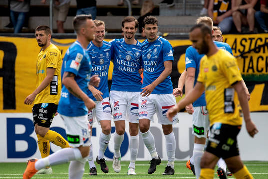 Trelleborgs Sebastian Ohlsson jublar med lagkamrater