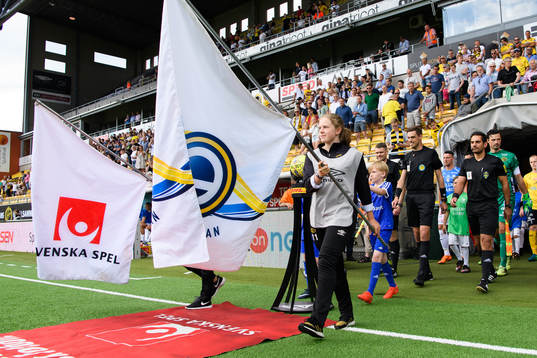 Spelarna kommer in på arenan