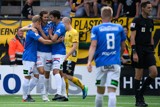 Trelleborgs Sebastian Ohlsson klappas om av lagkamraterna