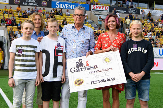 Representant för Garissa tar emot gåva av Fristadskolan