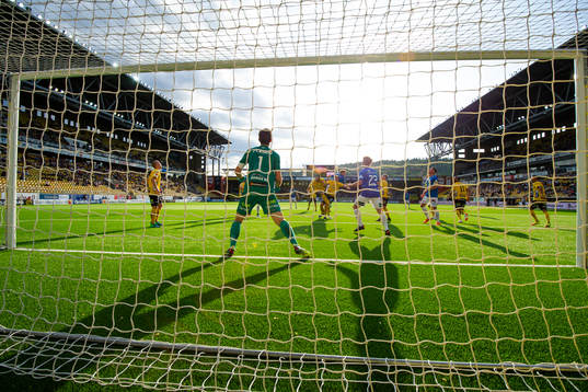 Kamp framför Elfsborgs målvakt Kevin Stuhr Ellegaard