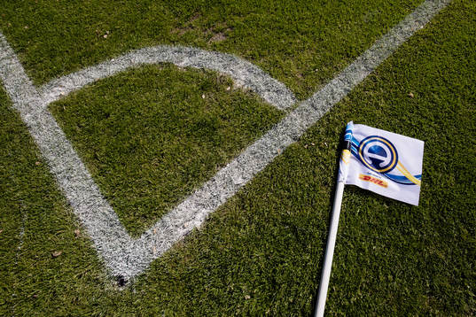En hörnflagga liggandes på naturgräset på Studenternas