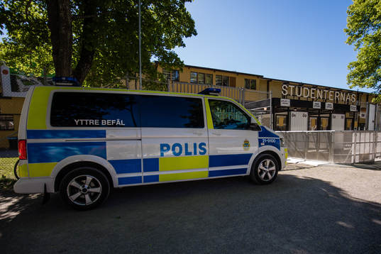 En polisbils utanför huvudentrén till Studenternas IP