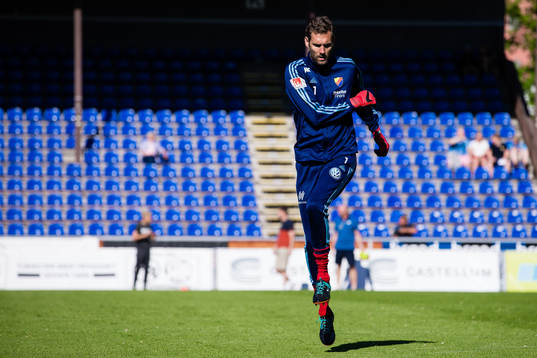 Djurgårdens målvakt Andreas Isaksson värmer upp innan