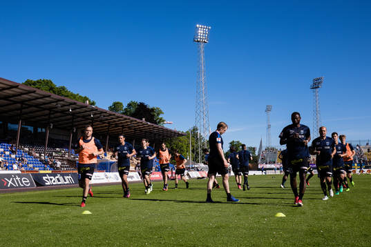 Sirius spelare värmer upp innan fotbollsmatchen i