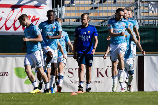 Djurgårdens spelare värmer upp innan fotbollsmatchen i