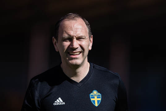 Domare Jonas Eriksson innan fotbollsmatchen i Allsvenskan