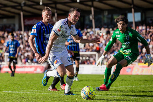 Djurgårdens Kerim Mrabti i kamp om bollen med Sirius