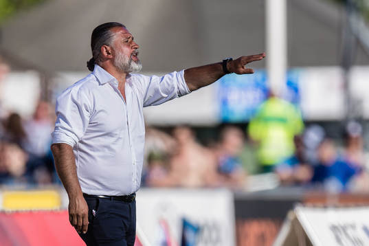Djurgårdens tränare Özcan Melkemichel gestikulerar