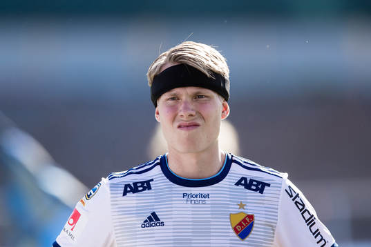 Djurgårdens Jonathan Augustinsson med ett skydd för