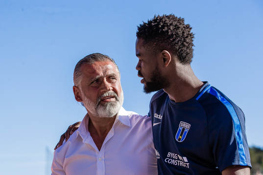 Djurgårdens tränare Özcan Melkemichel med Sirius Abdul