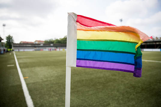 Regnbågsflagga på hörnflaggan på Malmö IP