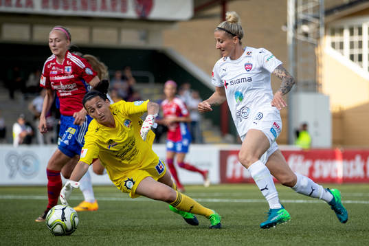 Rosengårds Anja Mittag tar sig förbi Vittsjös målvakt