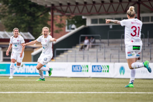Rosengårds Fiona Brown jublar