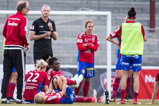 Vittsjös tränare Matthew Ross och spelare deppar