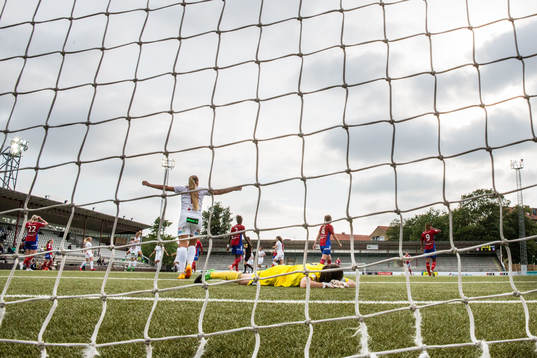 Rosengårds spelare jublar samtidigt som Vittsjös målvakt