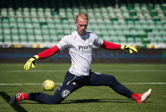 IFK Göteborgs målvakt Pontus Dahlberg värmer upp innan