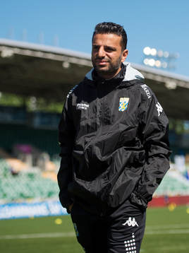 IFK Göteborgs tränare Poya Asbaghi innan fotbollsmatchen