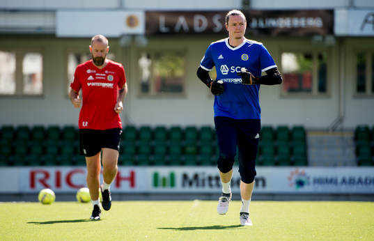 Sundsvalls målvakt Lloyd Saxton innan fotbollsmatchen i