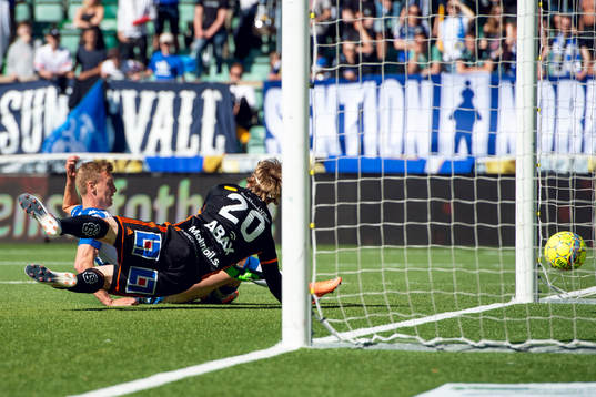 IFK Göteborgs Sebastian Ohlsson slår in bollen bakom