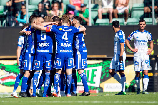 Sundsvalls David Batanero jublar med lagkamrater