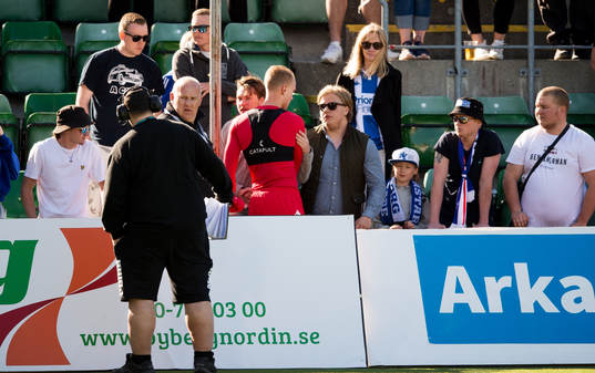 IFK Göteborgs målvakt Pontus Dahlberg tackar publiken
