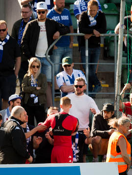 IFK Göteborgs målvakt Pontus Dahlberg tackar publiken