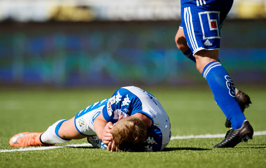 IFK Göteborgs Sebastian Ohlsson får en spark i huvudet