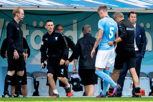 Malmö FFs Sören Rieks får hjälp av planen