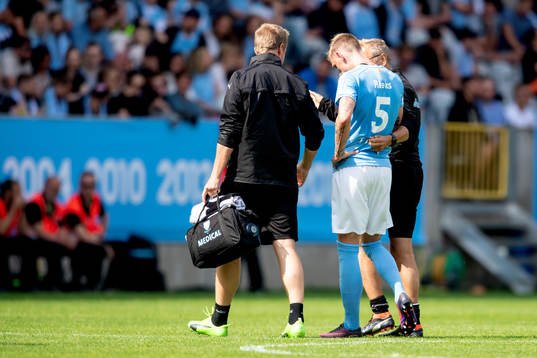 Malmö FFs Sören Rieks får hjälp av planen