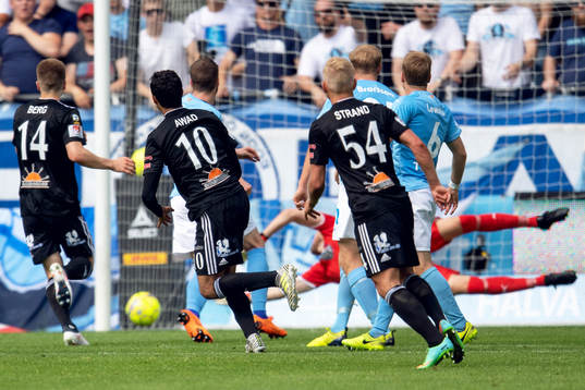Dalkurds Ahmad Awad gör 0-1 bakom Malmö FFs målvakt