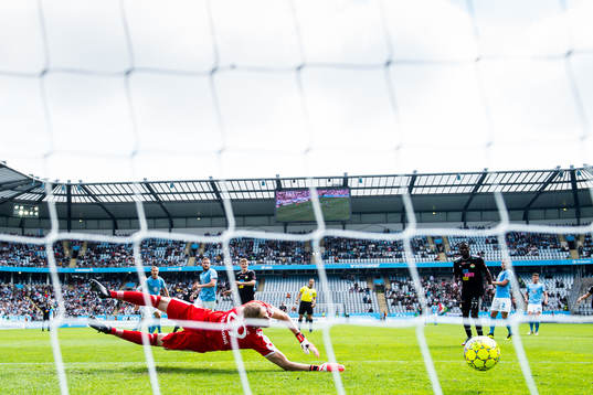 Dalkurds Ahmad Awad gör 0-1 bakom Malmö FFs målvakt